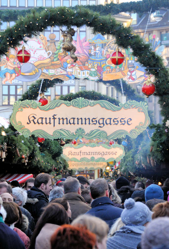 1254_107 Gassen zwischen den Marktbuden - Kaufmannsgasse mit Tannenschmuck. | Adventszeit - Weihnachtsmarkt in Hamburg - VOL.1